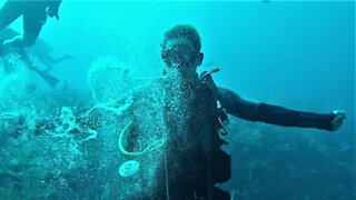 Scuba diver demonstrates impressive underwater bubble ring talent