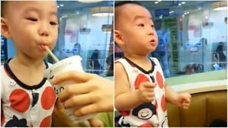 Se dette barns sjove reaktion på at prøve cola for første gang
