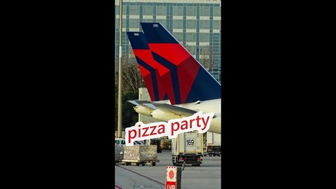 Delta Airlines throws a pizza party 🇺🇸