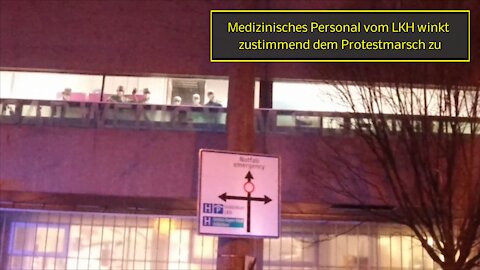 Medizinisches Personal vom LKH winkt zustimmend dem Protestmarsch zu