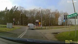 Varebil ignorerer stoppskilt og blir truffet av et tog i Polen
