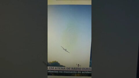 Avião colide com antena de rádio #shorts