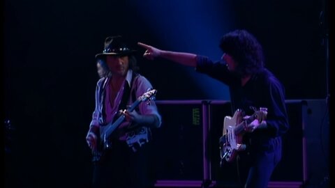 Deep Purple - Ritchie Blackmore throws a glass of water at the camera man