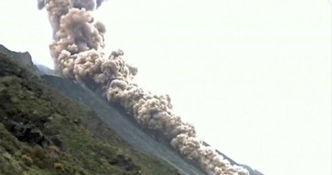 Huge eruption of Italian volcano sends ash hundreds of feet into the air