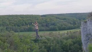 Oletko koskaan nähnyt kenenkään tekevän moonwalkia slackline-liinalla?