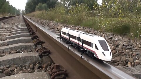 Lego trein op echte rails