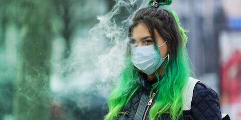 Doctor use VAPE to demonstrate masks are useless