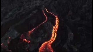 Drone filma la lava di un incredibile vulcano hawaiano