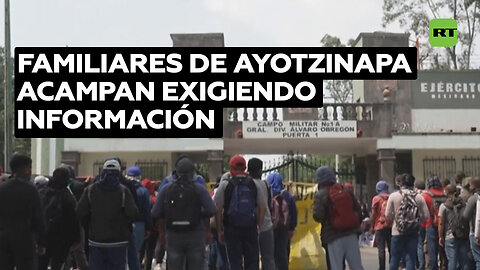 Familiares de los normalistas de Ayotzinapa realizan acampada ante una instalación militar