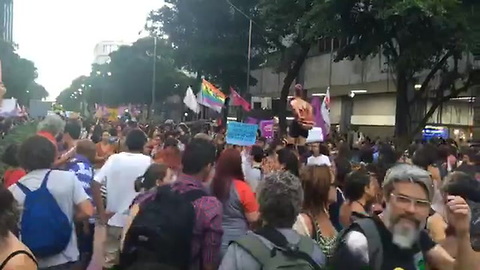 Mulheres tomam as ruas do Rio contra a criminalização do aborto em caso de estupro