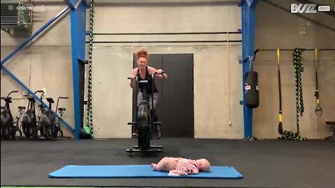 Mãe pratica exercício com a ajuda da bebé
