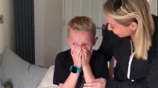 Menino emociona-se e chora após receber cãozinho