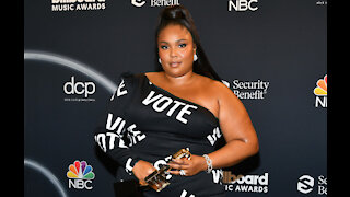 Lizzo wears $8 lashes to the Grammy Awards
