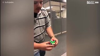 Il résout un Rubik's cube en le jetant en l'air