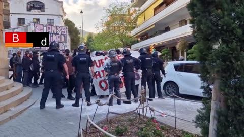 Enfrentamientos por un acto de Ciudadanos y la ultraderecha en un edificio ocupado de la Bonanova