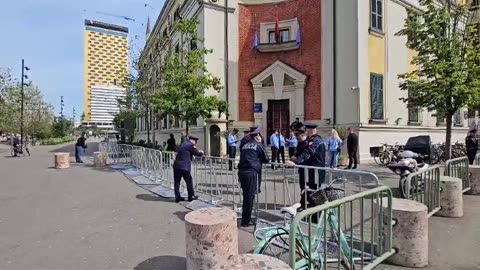 Veliaj tmerrohet nga protesta, blindon bashkinë me gardh metalik dhe efektivë