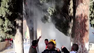 Palestinians, Israeli police clash at holy site