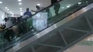 Video: Niño fue 'atrapado' por una escalera eléctrica en Bucaramanga