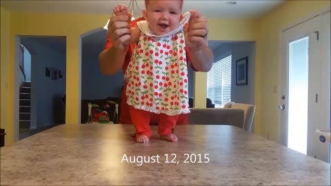Padres compilan clips de un segundo todos los días de una beba recién nacida