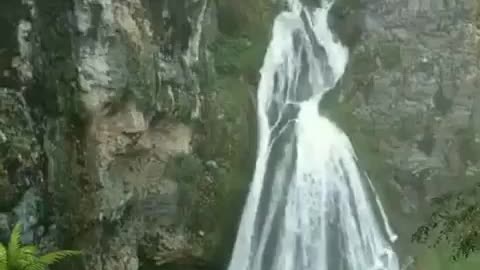 Dieser absolut faszinierende Wasserfall