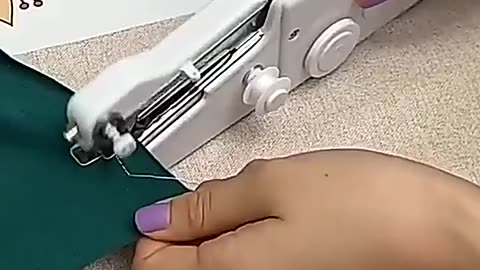 Conheça a mini máquina de costura portátil