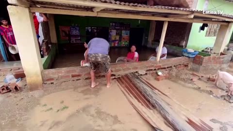 Peruvians clean up homes flooded by cyclone