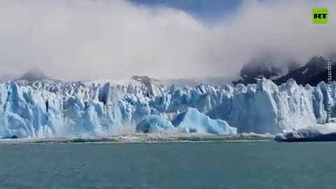 Glacier collapses in Argentina - WATCH!