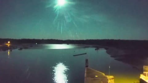 Bright green fireball illuminated the sky over Brittany, France.