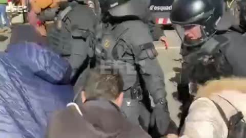 Enfrentamientos entre Mossos y CDR en protesta contra la cumbre Sànchez y Macron en Barcelona