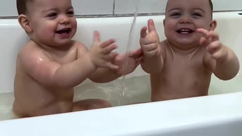 Twin baby bath time ❤️