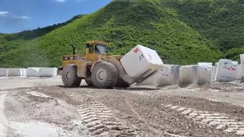 Caterpillar 988 and Komatsu WA 900