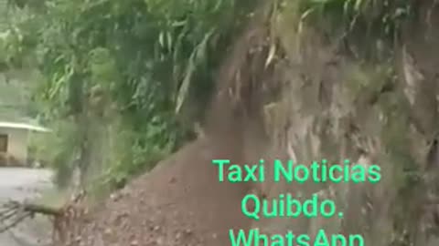 Video grabó el momento del derrumbe que sepultó un bus en Risaralda