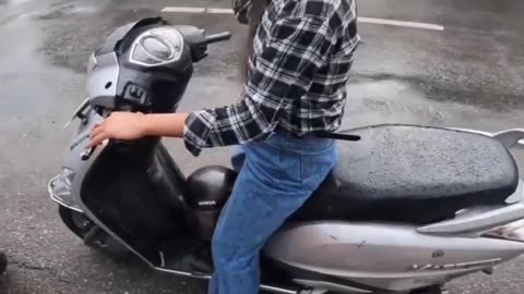 Girl crashes in parked bike *WOMEN* 🤣😉😝
