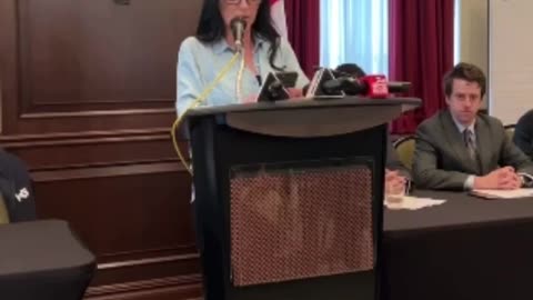 Advokat fra Ottawa holder en presse konference og ber politiet om at stå sammen med FOLKET