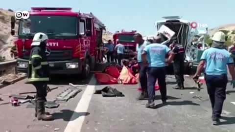 Dozens dead in Turkey after compounded road crashes | DW News