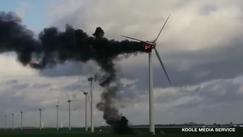 Brennende und explodierende Windräder