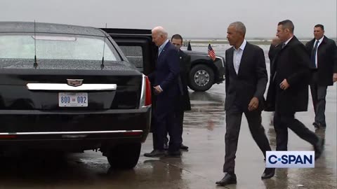Biden y el ex presidente Obama bajaron del Air Force One al mismo tiempo.