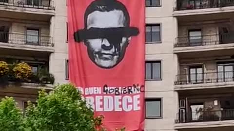 La pancarta de la Resistencia que le duele al PSOE y Sánchez y provoca emociones