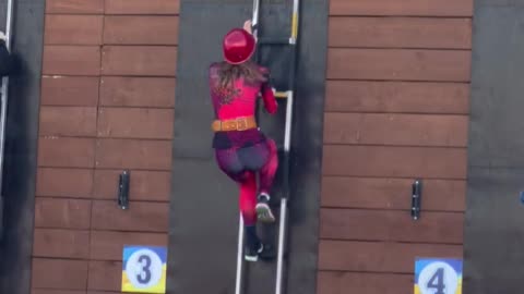 the Ukrainian rescuer climbs to the second floor like a superwoman