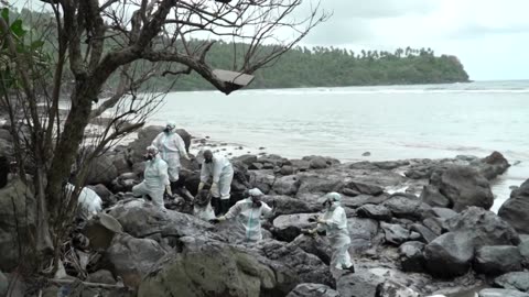 Clean-up launched after Philippines oil spill