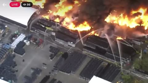 Se desata un gran incendio en un almacén de 5 acres en Kissimmee, Florida.