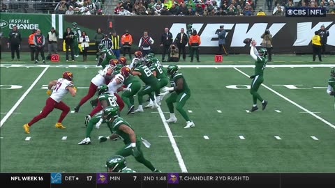 Trevor Siemian nearly does the splits after bobbling shotgun snap for turnover