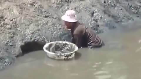 Man catch many big fish by only man's hand