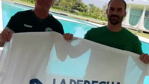 La Derecha Diario - 🇧🇷🇦🇷 _ Jair y Eduardo Bolsonaro firman la bandera de La Derecha Diario,