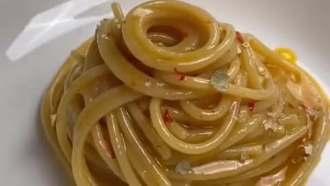 Spaghetti aglio olio e peperoncino😋 manda questo video a chi vuoi bene❤