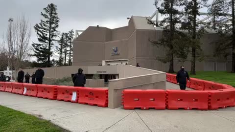 Live - UC Davis - TPUSA - Fascist Trying To Shut Down Free Speech