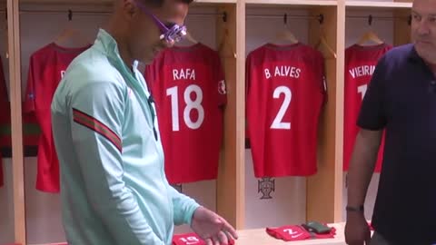 Fabio Carvalho learns how different colours can appear to players who are colour blind.