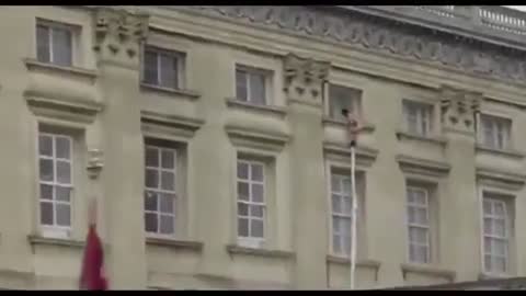 Caught On Camera - Young Man Tries To Escape From Buckingham Palace