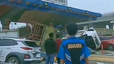 Breaking News | Kecelakaan Beruntun di Gerbang Tol Halim