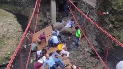 Video koji je obišao svet: Most se ruši u trenutku dok masa ljudi prelazi preko njega